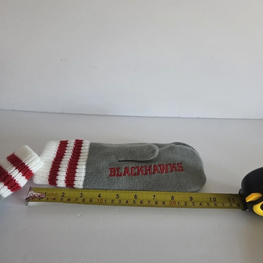 Blackhawks Gray and Red Knit Mittens  with Striped Cuffs One Size Youth